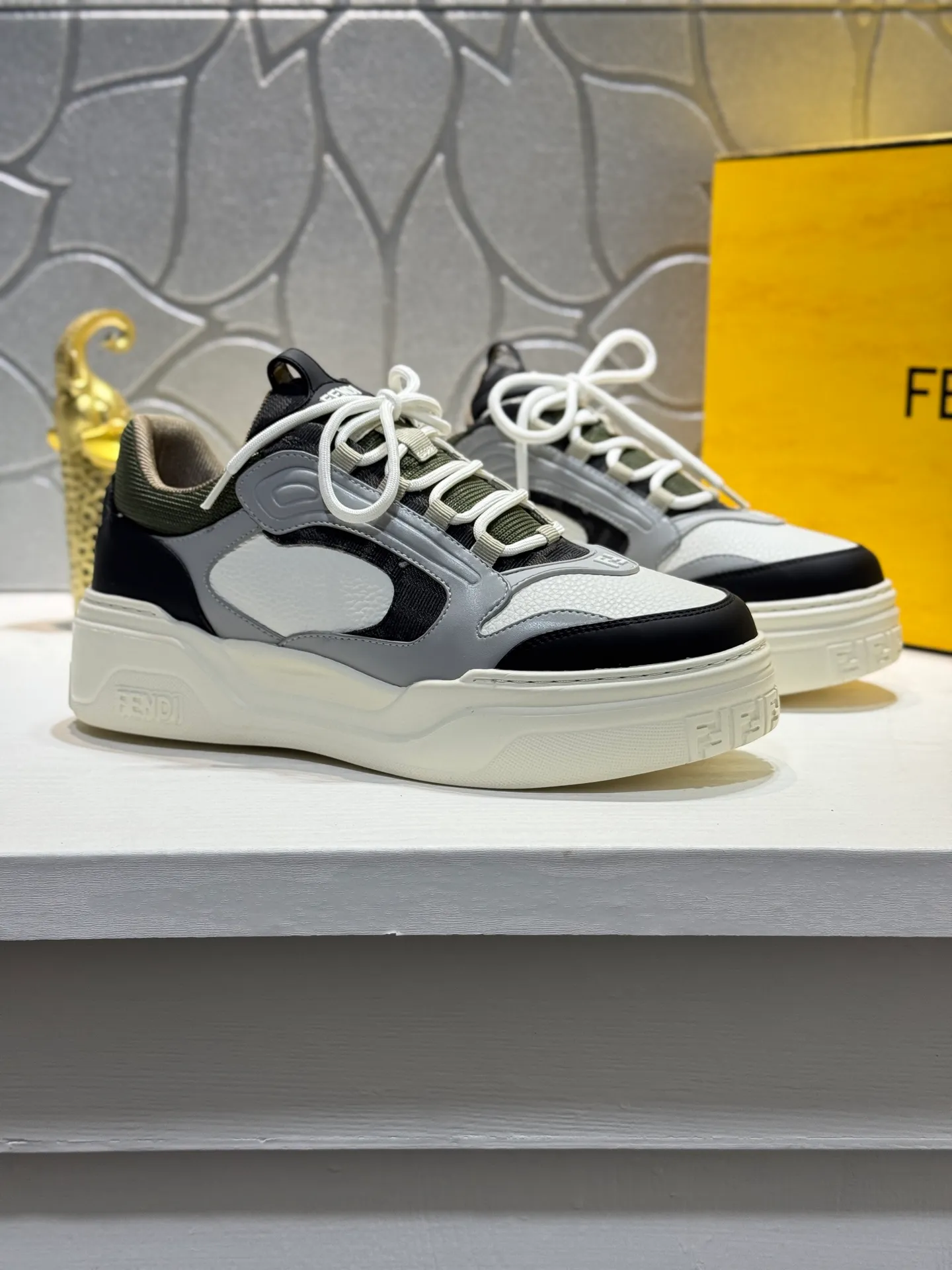 Men's men's shoes 💰560 [New style] 🦥🦥FENDI Fendi high version latest Force series calfskin FF mesh round toe thick sole low-top sports sneakers, these Force lace-up low-top shoes. Made of white full-grain leather and white and brown smooth leather. Padded. Brown FF jacquard and yellow technical fabric details. Lightweight and thick white sole with FF pattern details on the toe and heel ✔️Fabric: Imported first-layer cowhide breathable mesh ✔️Inner lining: Customized breathable mesh ✔️Sole: Open-molded rubber foam material ✔️Sole thickness: 7CM Size: #Men's 38-44 (45 is custom-made and cannot be returned or exchanged